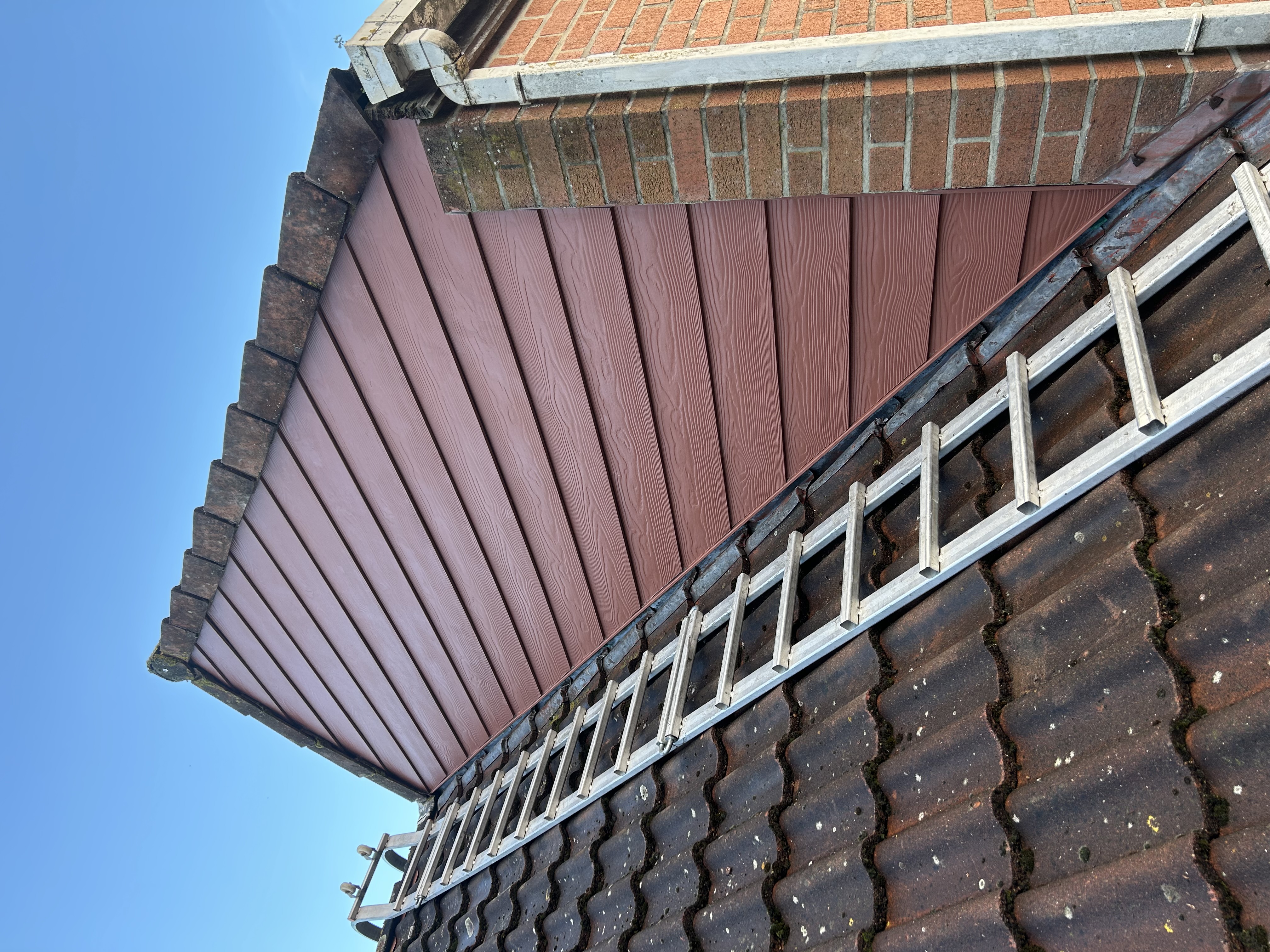 Bardage de façade à Petite-Forêt — pignon habillé de clins imitation bois